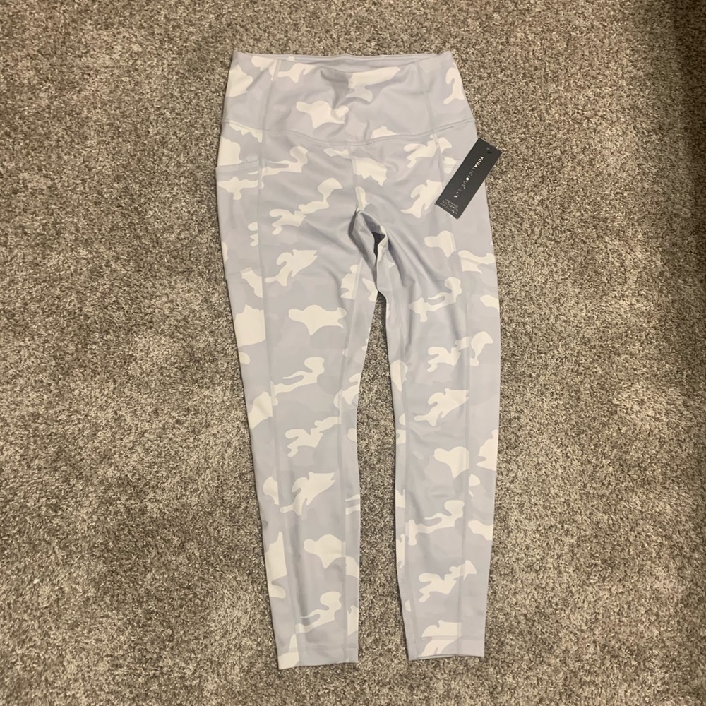 BRAND NEW Yogalicious Lux Camo white leggings, size medium